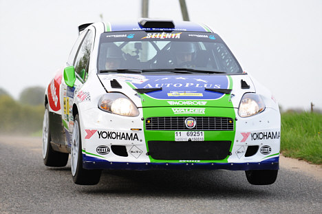 Der bliver gået til den, når Ib Kragh og Karsten Isaksen med høj fart lader den hurtige Fiat flyve hen over bakketoppene på rallyprøverne.